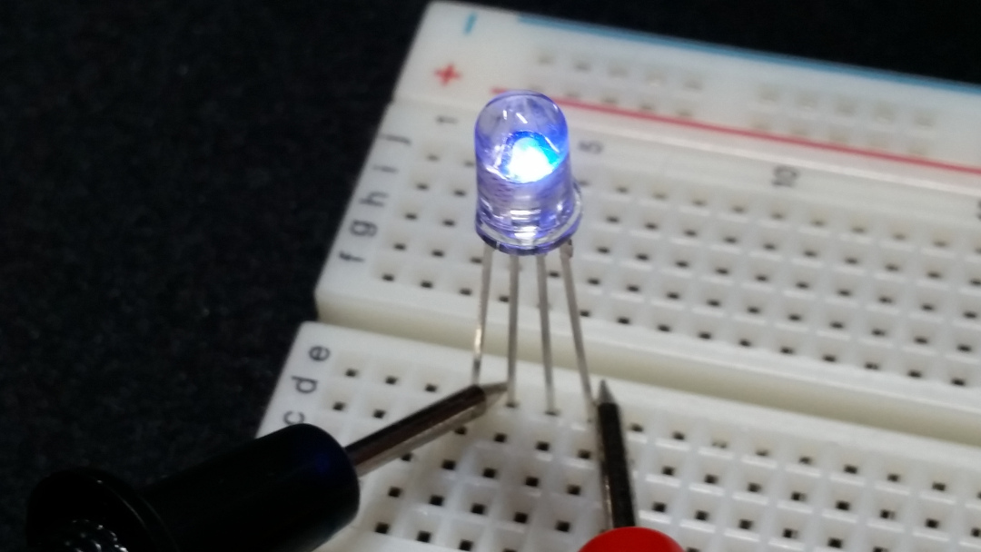 With the black probe on the common and the red probe on another lead, the LED lights up. That means this one is common cathode. And as you can see, that lead is for blue